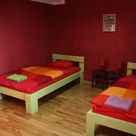 Hostel El *