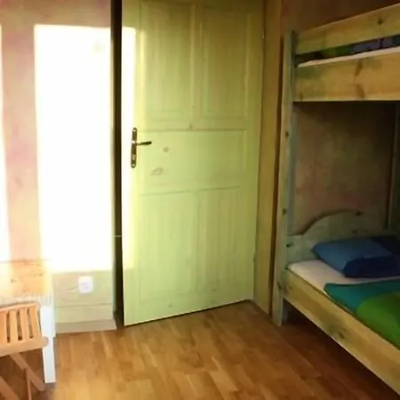 Hostel El *