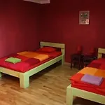 Hostel El *