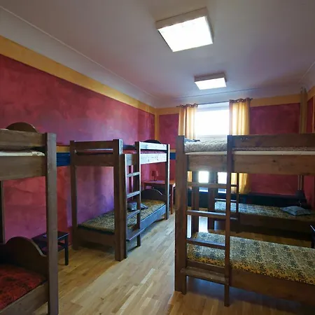 Hostel El *
